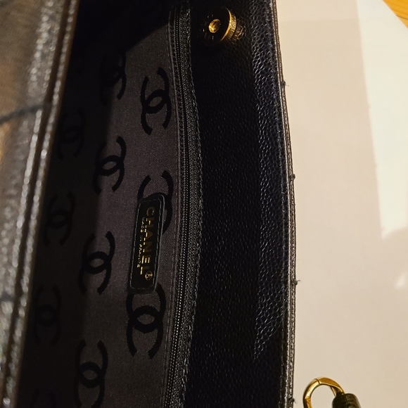 CHANEL Shoulder Bag - Picture 7 of 11